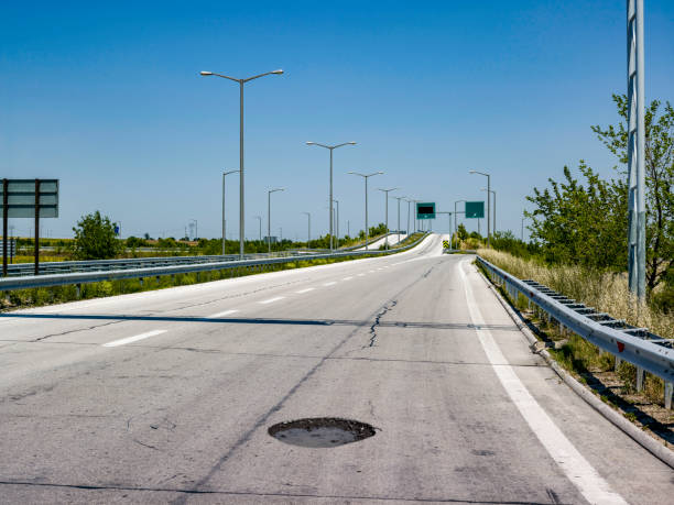 buche sulla strada - road street thoroughfare hole foto e immagini stock