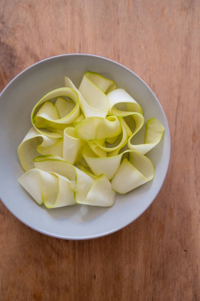 zucchine affettate a fette fogli di legno - meat ingredient vegetable clover foto e immagini stock