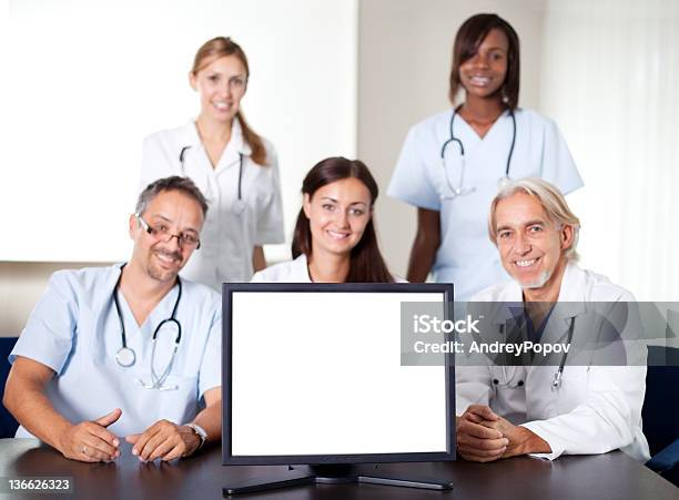 Foto de Detalhe Do Retrato De Médicos Em Uma Reunião e mais fotos de stock de Adulto - Adulto, Adulto maduro, Apresentação - Discurso