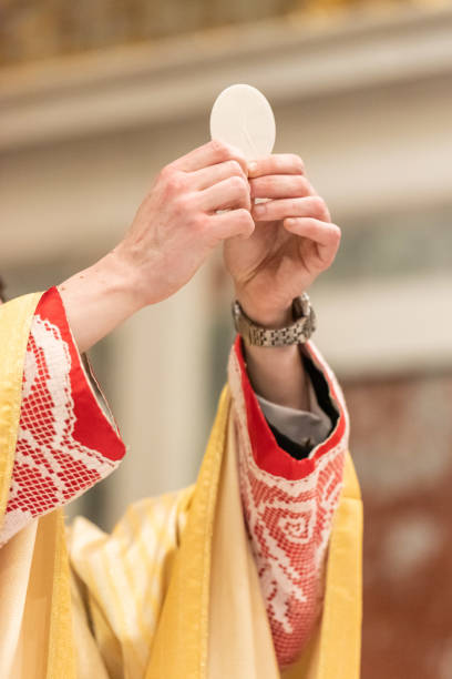 O Pão Sagrado no rito da Eucaristia - foto de acervo
