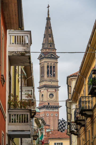 кафедральный собор алессандрии на площади пьяцца дель дуомо - italy bell tower built structure building exterior стоковые фото и изображения