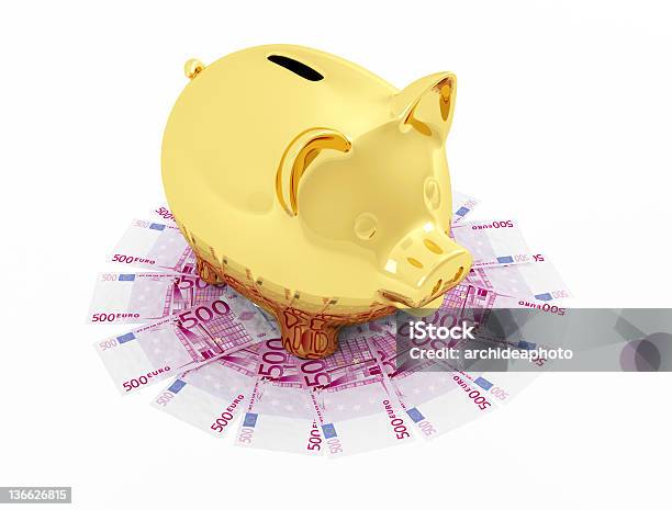 Foto de Golden Piggy Bank Na Nota De Euro e mais fotos de stock de 500 - 500, Acima, Branco