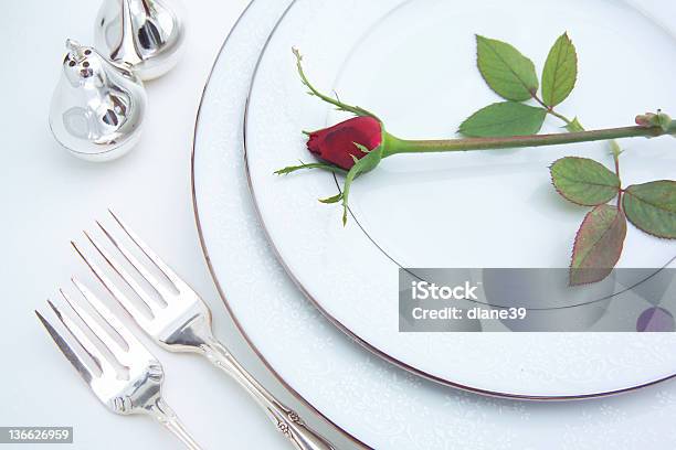 Pôr A Mesa Com Rosa - Fotografias de stock e mais imagens de Arranjar - Arranjar, Branco, Fotografia - Imagem