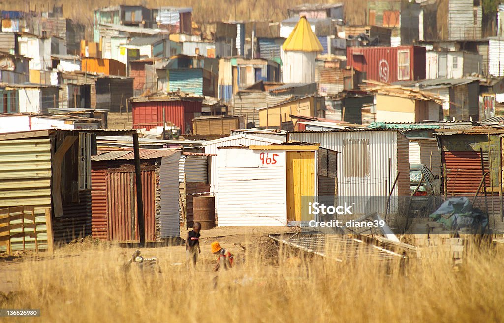 Южноафриканский tin Барак village - Стоковые фото Сегрегация роялти-фри