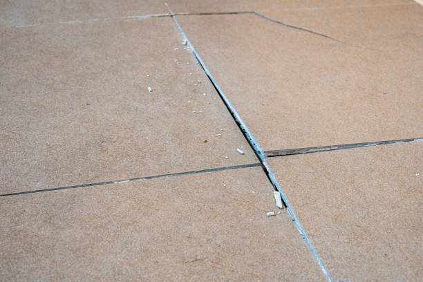 床のタイルがばらばらになった - tiled floor tile floor grout ストックフォトと画像