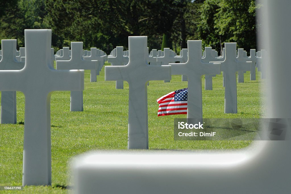 Bandiera americana su un Cimitero militare. - Foto stock royalty-free di A forma di croce