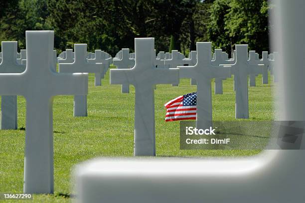 Bandiera Americana Su Un Cimitero Militare - Fotografie stock e altre immagini di A forma di croce - A forma di croce, Ambientazione esterna, Ambientazione tranquilla