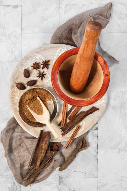 homemade garam masala curry spice powder with cinnamon cloves and star anise - cardamom cinnamon mortar and pestle herb imagens e fotografias de stock