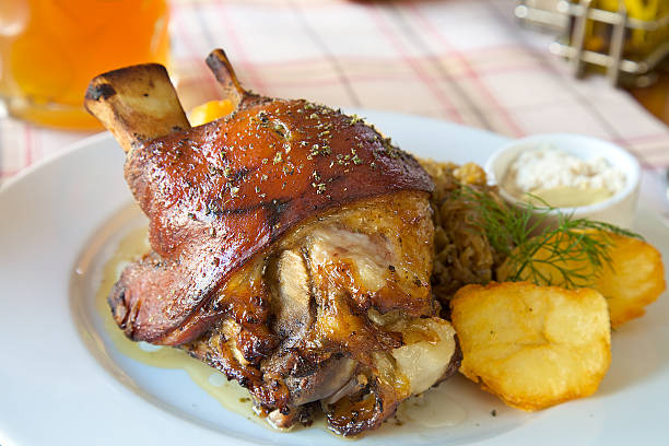 fingerknöchel golonka - pork hock stock-fotos und bilder