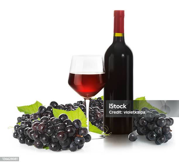 Glas Rotwein Stockfoto und mehr Bilder von Blatt - Pflanzenbestandteile - Blatt - Pflanzenbestandteile, Cabernet Sauvignon-Traube, Flasche