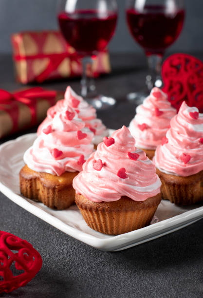 домашние кексы, украшенные кремом и сердечками на �день святого валентина на сером фоне - cupcake valentines day cake heart shape стоковые фото и изображения