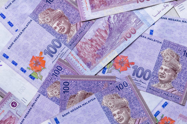 100リンギットの散在マレーシアのマネー紙幣、ビジネス経済の背景 - マレーシア リンギット ストックフォトと画像