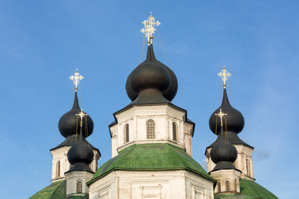 les dômes d’une église orthodoxe sur fond de ciel bleu clair par une journée de printemps ensoleillée. dimanche de pâques. - cathedral russian orthodox clear sky tourism photos et images de collection