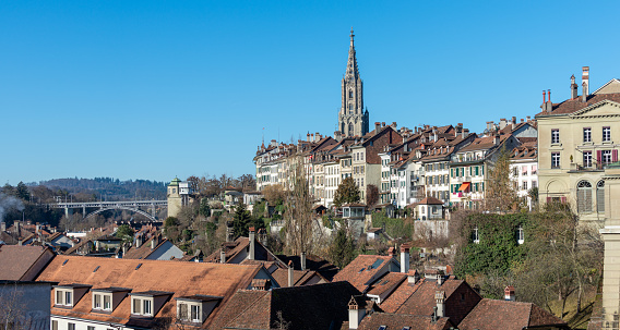 View over part of the old town, the river Aare, the Bern Minster and the Kirchenfeld Bridge, with a blue sky. 02/21/2021 - Grosser Muristalden, 3006 Bern, Canton Bern, Switzerland