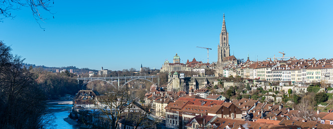 View over part of the old town, the river Aare, the Parliament Building, the Bern Minster and the Kirchenfeld Bridge. 02/21/2021 - Grosser Muristalden, 3006 Bern, Canton Bern, Switzerland