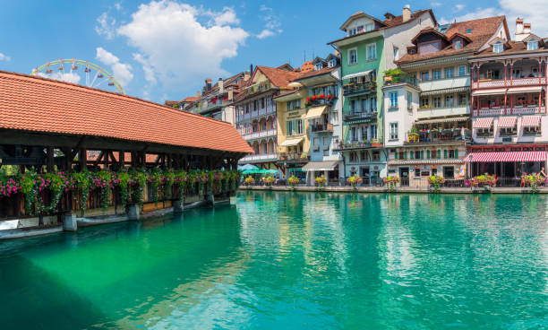 paisaje urbano del casco antiguo de thun - interlaken switzerland aare river house fotografías e imágenes de stock