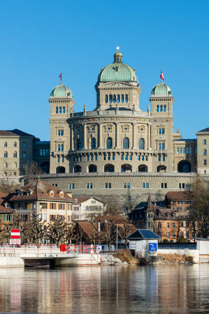 View of the building of the Swiss Federal Palace Bundeshaus View of the southern facade of the Federal Parliament building under a blue sky, view of the government building from the Aare river.  02/21/2021 - Dalmaziquai, 3005 Bern, Canton Bern, Switzerland bundeshaus stock pictures, royalty-free photos & images