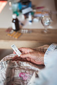 covid-19-positives-testkit-in-der-hand-einer-alten-frau.jpg?b=1&s=170x170&k=20&c=VVXHUzOyRu4bcyEmb_fZMWeK_neS3xgO3PkdTcH43g0=