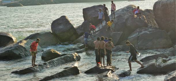 turistas desenmascarados durante covid en la playa de kanyakumari - unmasked fotografías e imágenes de stock