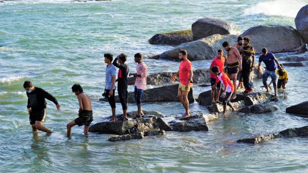 zdemaskowani turyści podczas sabatu na plaży kanyakumari - unmasked zdjęcia i obrazy z banku zdjęć