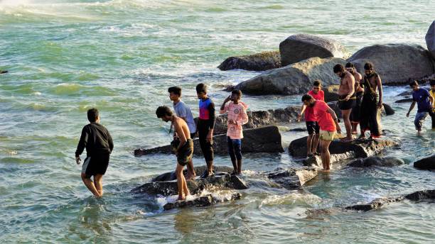 zdemaskowani turyści podczas sabatu na plaży kanyakumari - unmasked zdjęcia i obrazy z banku zdjęć