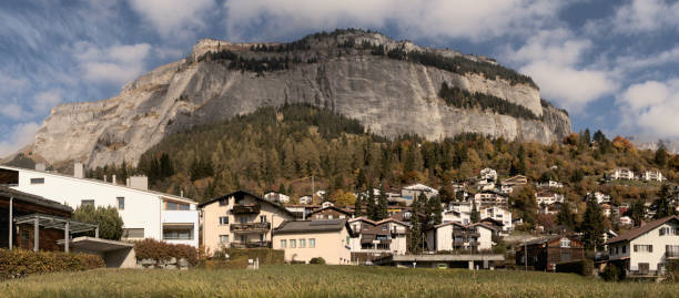 фликс и альпийский фон - landscape laax graubunden canton switzerland стоковые фото и изображения