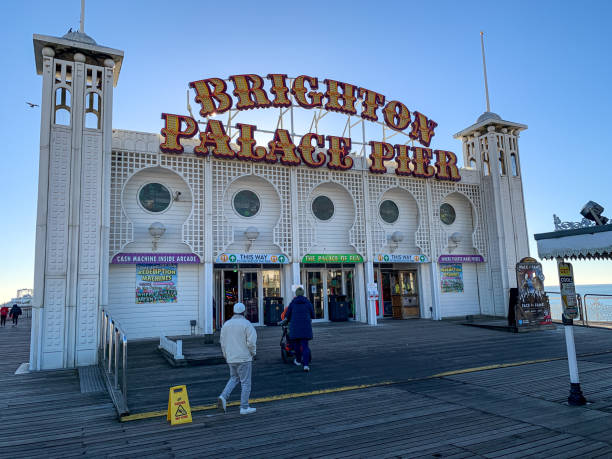 fachada do píer do brighton palace - palace pier tourism built structure sign - fotografias e filmes do acervo