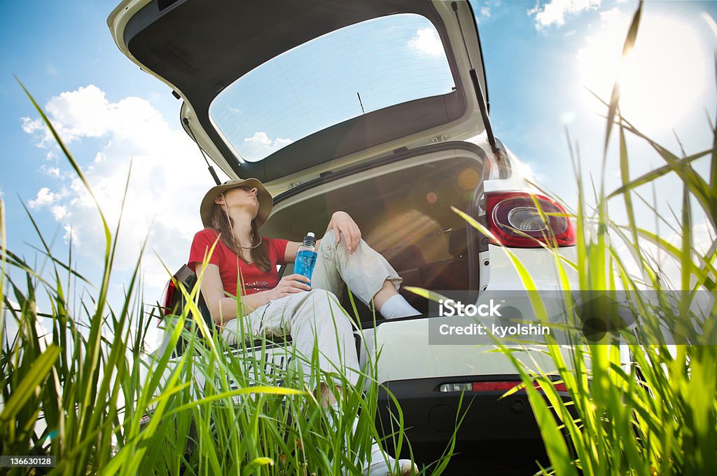 Jovem mulher a descansar no aluguer de carros - Royalty-free Azul Foto de stock