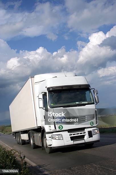 Camión Blanco Foto de stock y más banco de imágenes de Grande - Grande, Camión articulado, Camión de peso pesado