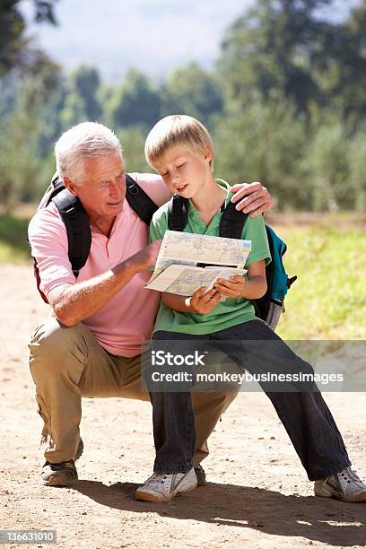 Älterer Mann Liest Karte Mit Enkel Auf Land Zu Fuß Stockfoto und mehr Bilder von Alter Erwachsener - Alter Erwachsener, Enkelkind, Gehen