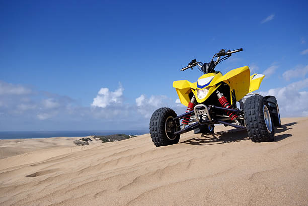 atv quad racer - off road vehicle quadbike motocross desert - fotografias e filmes do acervo