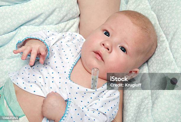 Foto de Criança Doente e mais fotos de stock de 0-11 meses - 0-11 meses, Bebê, Beleza