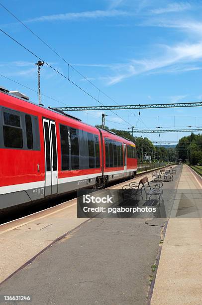 Photo libre de droit de Train Attend Les Passagers banque d'images et plus d'images libres de droit de Attendre - Attendre, Banc, Beauté