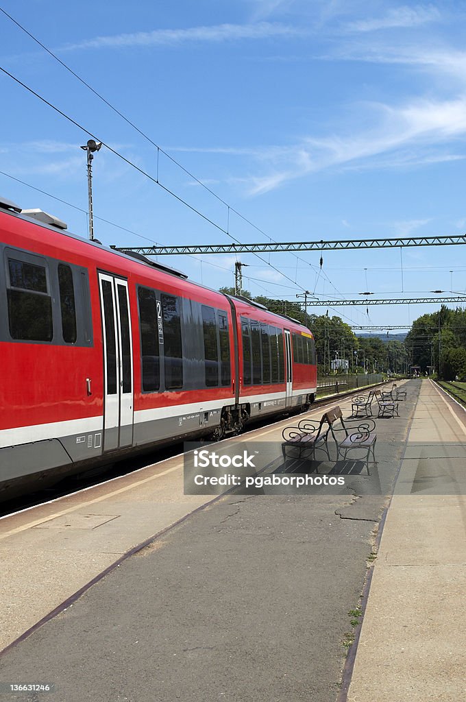 Pociąg czeka pasażerów - Zbiór zdjęć royalty-free (Balustrada - Granica)