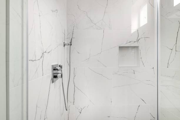 ガラスドアエンクロージャ付き白とグレーの大理石タイルシャワー - bathroom shower glass contemporary ストックフォ�トと画像