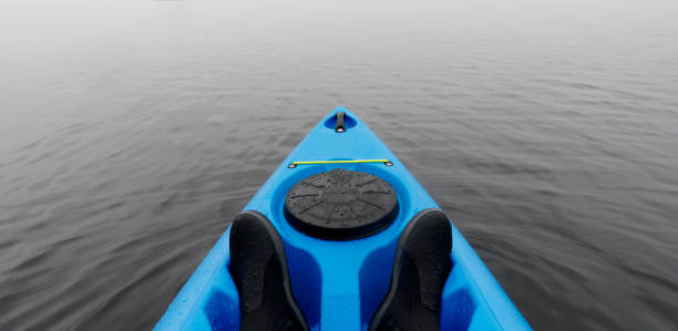 niebieski kajak na otwartej wodzie we mgle i mgle nad loch lomond - loch rowboat lake landscape zdjęcia i obrazy z banku zdjęć