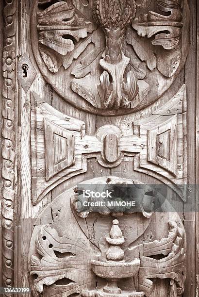 Muito Finos Esculpidos Porta - Fotografias de stock e mais imagens de Distrito de Braga - Distrito de Braga, Entalhe, Fotografia - Imagem