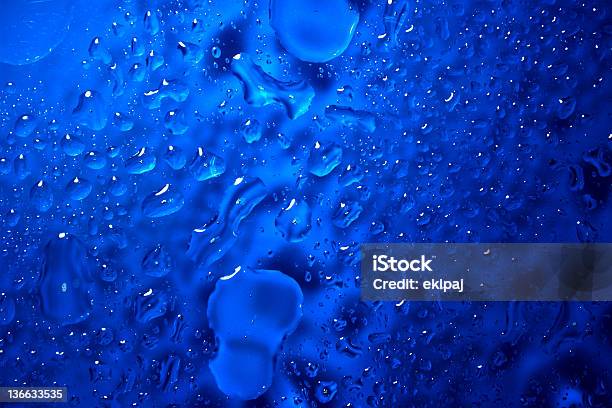Глубокий Синий Жидкие Капли — стоковые фотографии и другие картинки S-образный - S-образный, Абстрактный, Без людей