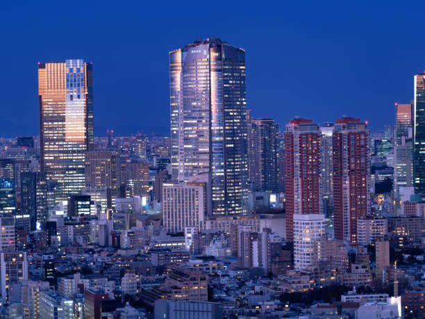 paysage urbain du centre de tokyo au crépuscule - roppongi hills photos et images de collection