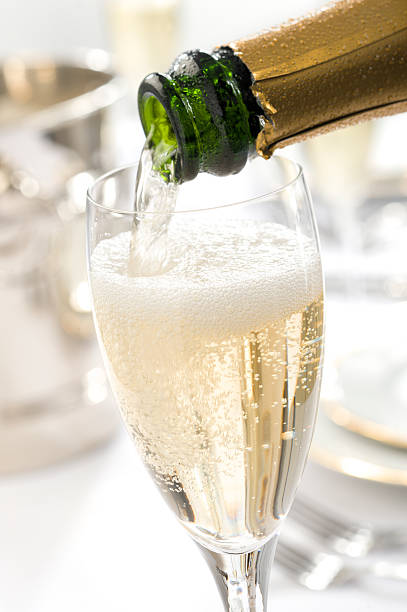 verter de champanhe - champagne champagne flute pouring wine imagens e fotografias de stock