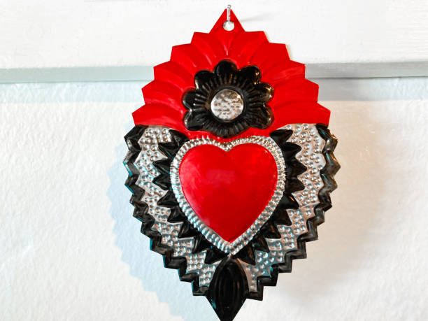 мексиканское оловянное красное сердце milagros, белый фон - black and white heart shape metallic red стоковые фото и изображения