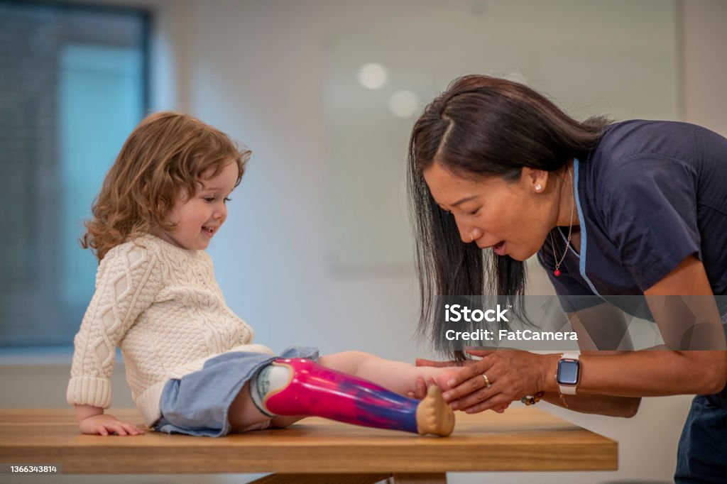 Mädchen mit Beinprothese mit Krankenschwester - Lizenzfrei Bein - Anatomiebegriff Stock-Foto Mädchen mit Beinprothese mit Krankenschwester - Lizenzfrei Bein - Anatomiebegriff Stock-Foto