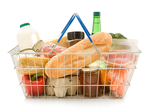 einkaufskorb von speisen - food bread groceries basket stock-fotos und bilder