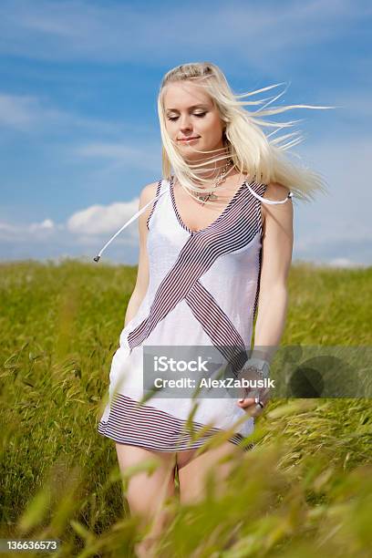 Menina De Loiro Atraente No Campo - Fotografias de stock e mais imagens de 20-24 Anos - 20-24 Anos, 20-29 Anos, Adulto