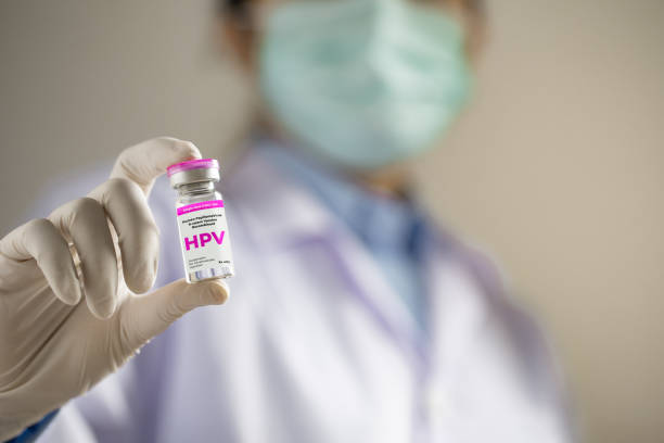 hpv (ヒトパピローマウイルス) 医師または液体ワクチンhpvワクチンを保持している科学者.virus.virusいくつかの株は性器に感染し、子宮頸癌を引き起こす可能性があります。 - language therapy ストックフォトと画像