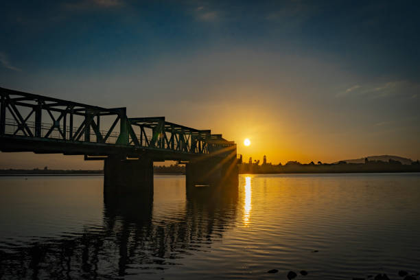 railway bridge at sunrise - tauranga imagens e fotografias de stock
