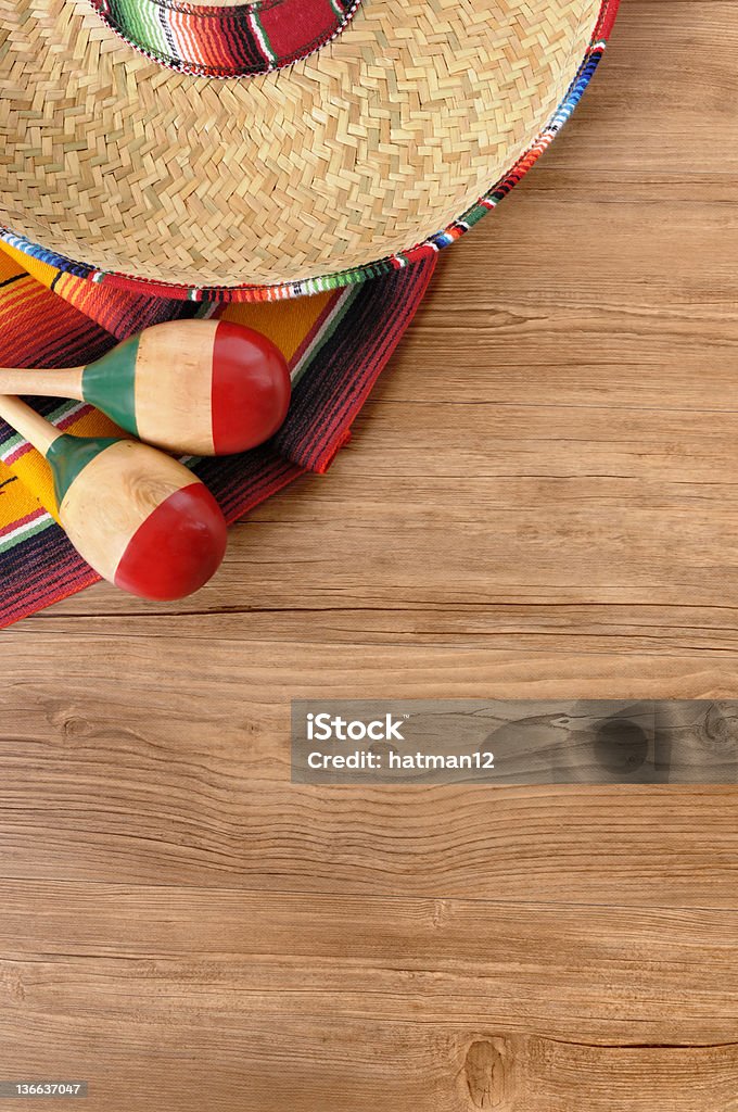 sombrero mexicano e cobertor com piso de madeira de pinheiro - Foto de stock de Serape royalty-free