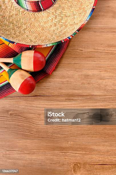 Foto de Sombrero Mexicano E Cobertor Com Piso De Madeira De Pinheiro e mais fotos de stock de Serape