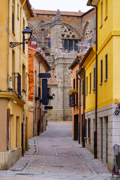 ruelle étroite pittoresque avec des maisons colorées et la cathédrale d’avila en arrière-plan. espagne. - avila photos et images de collection