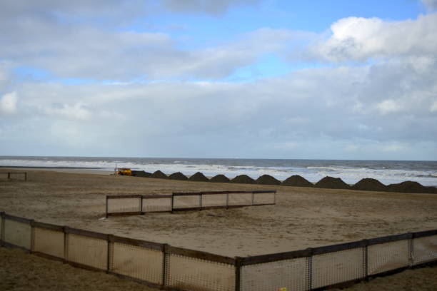 strandnahrung. rekonstruktion des strandprofils nach schwerem sturm. hinzufügen von sand - reconstructing stock-fotos und bilder